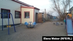 Здание и игровая площадка кризисного центра организации "Мой Дом". Темиртау, 16 апреля 2016 года.