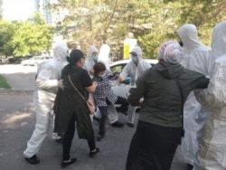 Перед отелем Ramada Plaza группа женщин потребовала освобождения задержанных участниц акции протеста. 10 июня 2020 года.