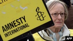 Участница Amnesty International на одной из акций организации в Париже. Иллюстративное фото.