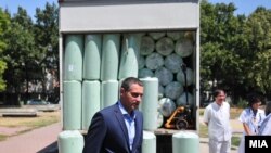 Министерот за здравство Никола Тодоров сликан со болнички душеци