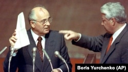 Момент на унижение: След неуспешния преврат срещу него, Горбачов е принуден от руския президент Борис Елцин да прочете списъка с заговорници на извънредно заседание на Върховния съвет на Русия в Москва на 23 август 1991 г.