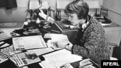 1950 жылғы 4 шілдеде Азат Еуропа радиосы алғашқы хабарын таратты. Бір айдан соң радио үні Польшада да естіле бастады. Тыңдаушылардың қатарына бұл елден Азаттық редакторы Рикард Йозвяктің әкесі де қосылған.