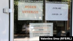 Anunțuri la intrarea într-un spital din Bălți