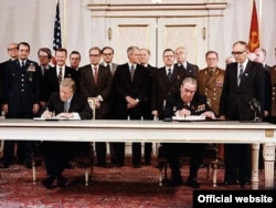 Președintele SUA și liderul URSS, Jimmy Carter și Leonid Brejnev, semnează tratatul SALT II. Viena, 18 iunie 1979.