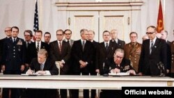 Președinții SUA și URSS, Jimmy Carter și Leonid Brejnev, semnează tratatul SALT II. Viena, 18 iunie 1979.