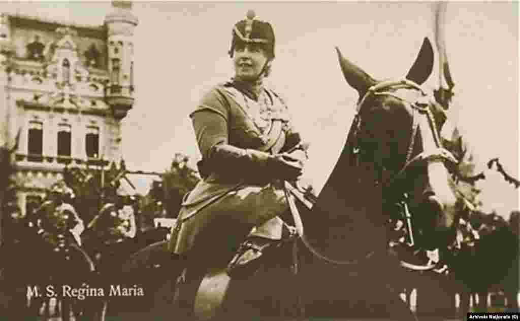 Maria, Regina României, în uniforma ei de roșiori. Comanda un regiment (onorific) - încă de pe vremea când era prințesă moștenitoare. Aici, în Ziua Victoriei - 1 Decembrie 1918. 