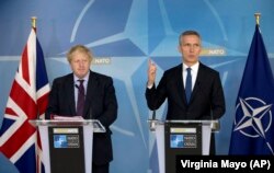 Ministrul de externe britanic Boris Johnson și secretarul general NATO Jens Stoltenberg la o conferință de presă, Bruxelles, 19 martie 2018