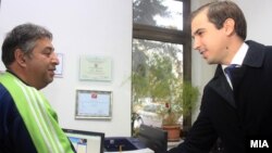 Министерот Диме Спасов и еден од 1.600 те лица вработени во Македонски шуми. работување на 1.600 лица од социјално ранливите категории во јавниот сектор