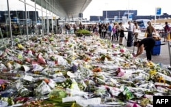 Flori la aeroportul din Amsterdam, ofrande în memoria victimelor, 25 iulie 2014
