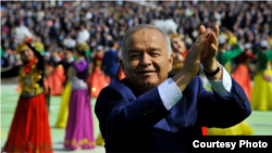 Президент Узбекистана Ислам Каримов танцует на праздновании Наурыза. Ташкент, 21 марта 2015 года.