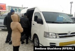 Пассажиры садятся в минивэн, следующий по маршруту "Астана - Кокшетау". Астана, 22 января 2013 года. Иллюстративное фото.