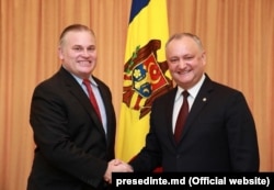 Brian Brown cu Igor Dodon la 22 ianuarie 2017.