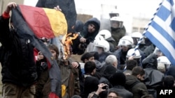 Grčki demonstranti cepaju nemačku zastavu, 2012.