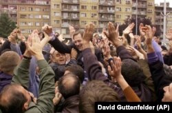 Sekretari i përgjithshëm i NATO-s, Javier Solana, në vizitë në Prishtinë, 24 qershor 1999.