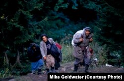 დევნილები უღელტეხილზე.