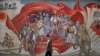 Një person duke kaluar pranë një murali me motive etnike shqiptare në Shkup. Fotografi ilustruese nga arkivi.