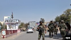 Сотрудники афганских сил безопасности в городе Кундуз, который на какое-то время переходил в руки талибов. 8 октября 2015 года.