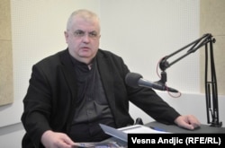 Nenad Čanak: Vučić će sam da se distancira od Dodika zato što više ne može da bude neutralan kad je u pitanju agresija Ruske Federacije na Ukrajinu. Sve te njegove priče kako hoćemo da ostanemo u dobrim odnosima sa Rusijom i da istovremeno nastavimo evropskim putem jako teško prolaze jer se otkrivaju strašni ratni zločini koje ruska vojska čini po Ukrajini.