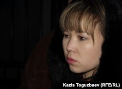 Алия Турусбекова, жена лидера оппозиционной партии "Алга", стоит возле тюрьмы КНБ в ожидании свидания с арестованным мужем. Алматы, 26 января 2012 года.