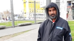 U centru Sarajeva, dvadesetak metara dalje od Abdula, papirne maramice prodaje Eršad, također Pakistanac