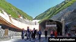 Жээнбеков инспектирует ход строительства альтернативной трассы Север-Юг, фото пресс-службы правительства КР.