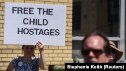 Kap u prepunoj čaši za ovakav preokret u srijedu je vjerovatno bila ekskluzivna priča Associated Pressa, o tome da su od porodica razdvajane i bebe