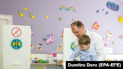 Candiatul socialist Ion Ceban , duminică 20 mai, la vot cu fiul.