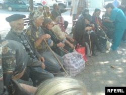 სამხედრო ტყვეებზე გაცვლილი მოქალაქეები ჰოსპიტლის ეზოში. 22 აგვისტო, 2008 წ.