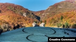 Spomenik u sjećanje na bitku na Sutjesci