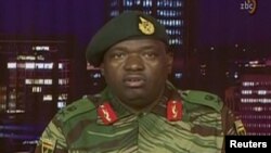 Генерал-майор начальник штаба Лоджистикс С. Б. Мойо выступает по национальному телевидению. Хараре, 15 ноября 2017 года.