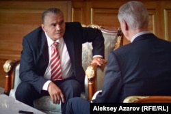 Нурсултан Назарбаев беседует с английским лордом, берущим у него интервью. В роли президента Назарбаева Берик Айтжанов. Кадр из фильма.