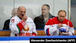 Președinții Alexandr Lukașenko (stânga) și Vladimir Putin la un meci de hockey din apropierea stațiunii Soci de la Marea Neagră în timpul vizitei făcute de Lukașenko în Rusia în februarie 2020. Belarus este singura țară din Europa care mai aplică pedeapsa cu moartea.