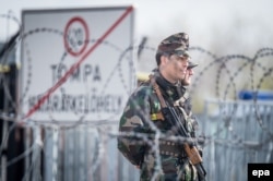 Đurović: 'Mnoge od ovih država, koje su istupile, definitivno pokušavaju da se dodvore nekom javnom mnjenju koje postoji u njihovim zemljama na taj način što će deklarativno odbiti pristupanje ovom sporazumu' (Fotografija: Stroga kontrola mađarske granice zbog migranata)