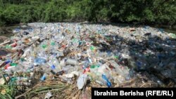 Plastična flaša, limenke i drugi otpad prekrili su deo reke Lepenc u Kačaniku.