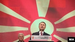 "Gruevski je na početku bio konstruktivan u pregovorima sa Grčkom oko imena Makedonije koristeći tako odrešene ruke za konsolidaciju moći u zemlji. Međutim, taj model vladanja na kraju nije više funkcionisao", podseća Vogel