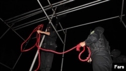 Iranski policajci pripremaju uže za vješanje (fotoarhiv)