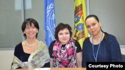 Nicola Harington Buhay (stânga), Irina Levin (centru) şi Diana Răileanu