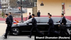 Kim se isključivo vozi svojom blindiranom limuzinom koja je također dopremljena vlakom