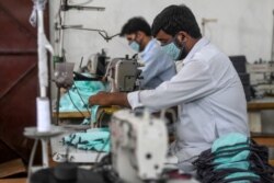 په کراچۍ کې خیاطان ماسکونه (تمبوزکونه) ګنډي