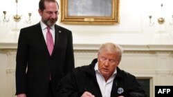 Donald Trump semnând o lege pentru alocarea a 8 miliarde de dolari în lupta cu coronavirusul, 6 martie 2020