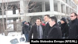 Владини претставници го промовираат проектот „Купи куќа, купи стан“ во Скопје.