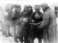 Голодомор в Україні. Селяни отримують просо за трудодні в колгоспі імені Д. Бєдного в селі Удачне, Гришинський район Донецької області. 30-і роки