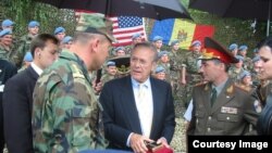 După vizita ministrului Apărării al SUA, Donald Rumsfeld (centru), la Chişinău în iunie 2004, președintele de atunci, Vladimir Voronin, a participat la summitul NATO de la Istanbul, la care „Moscova a fost avertizată pentru că nu şi-a retras armamentul din Moldova şi Georgia”.
