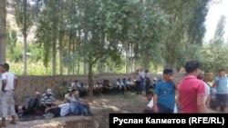 Перекрывшие дорогу в Бозумчак.