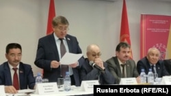 На внеочередном съезде Коммунистической народной партии Казахстана накануне выборов в парламент. Жамбыл Ахметбеков - крайний слева. Астана, 2 февраля 2016 года.