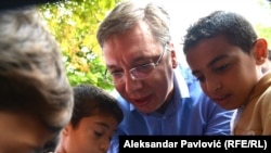 Aleksandar Vučić, tada predsednik Vlade Srbije, sa migrantima u parku kod Autobuske stanice na vrhuncu krize avgusta 2015. godine.