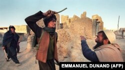 Taliban tuče štapom muškarca kod kojeg je nađen opijum, Kabul, novembar 1996. godine