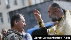 Igor Strelkov prima blagoslov od sveštenika u Donjecku