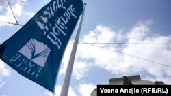 Od investicije ’teške’ tri milijarde i sto pedeset miliona evra, arapska kompanija “Belgrade waterfront capital investments” je uplatom od 22.000 evra postala vlasnik 68 odsto preduzeća “Beograd na vodi”