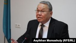 Член Коммунистической партии Алпамыс Бектурганов на пресс-конференции в Алматы. 23 сентября 2014 года.